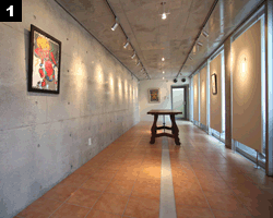 入口から展示スペースを望む