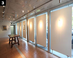 ガラス張りの窓側