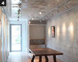 展示スペース中央から入口を望む