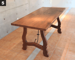 入口から展示スペースを望む