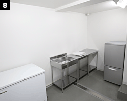 展示スペース中央から入口を望む